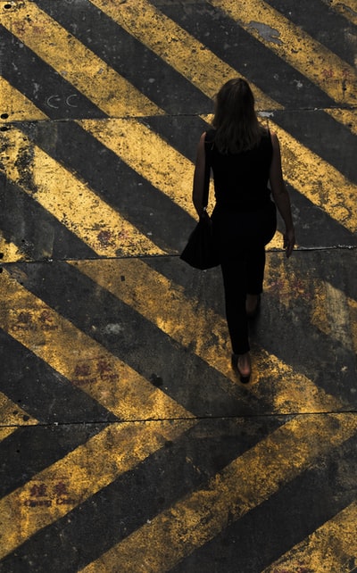 女人的肩膀上走行人道
